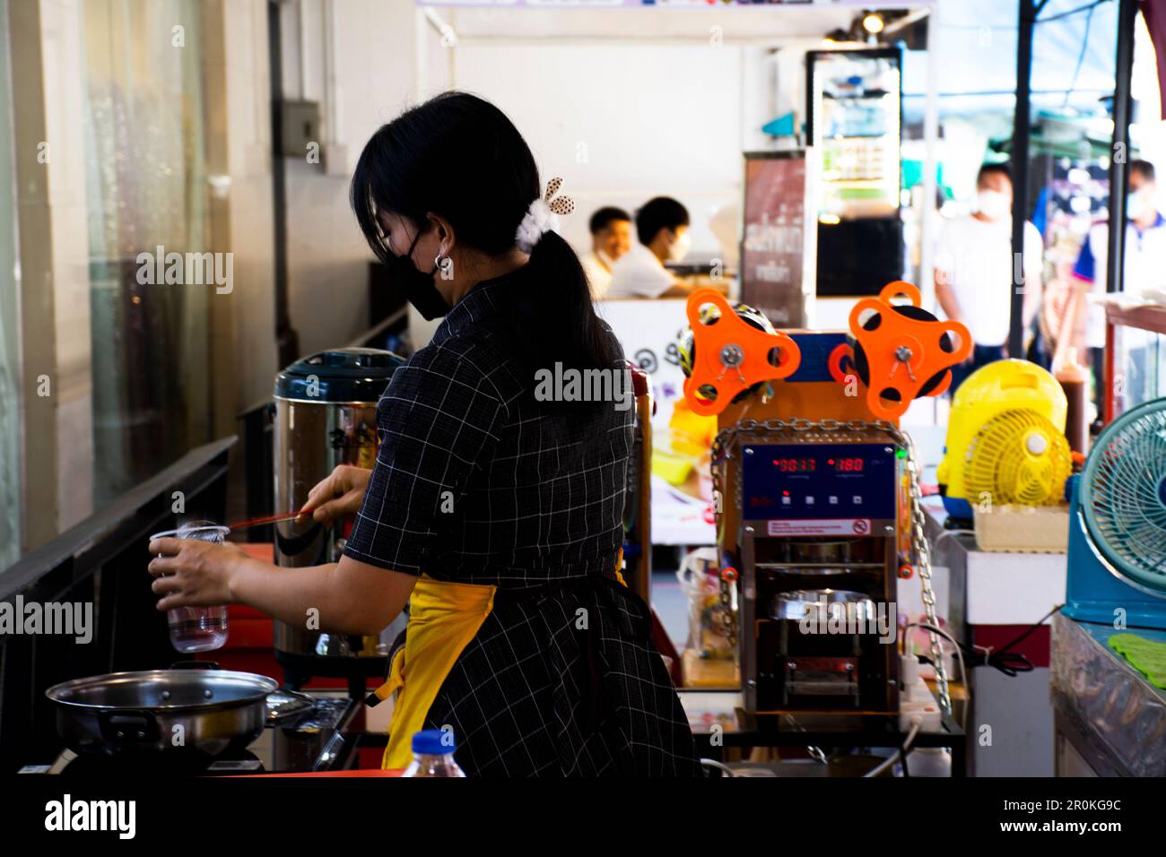 Femmes thaïlandaises vendeur de cuisine brew de lait de bulle de thé ou de thé de boba à la vente les gens thaïlandais et le voyageur de la clientèle dans le marché local de rue bazar à Phahurate peu Banque D'Images