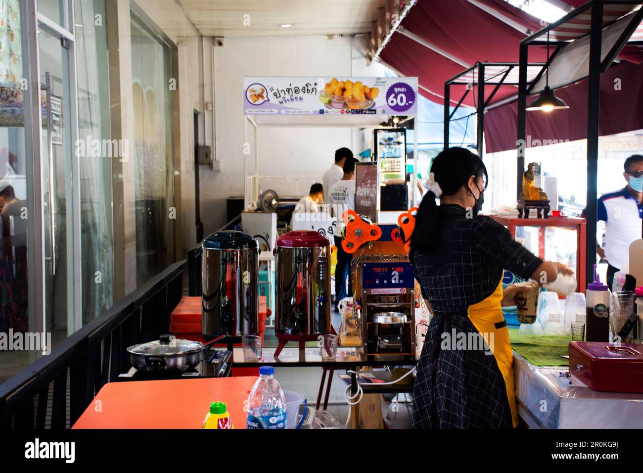 Les femmes thaïlandaises marchands vendeur de cuisine brew le thé de lait de bulle ou de thé de boba à la vente les gens thaïlandais et les voyageurs de clients dans le marché local de rue bazar à Phahu Banque D'Images