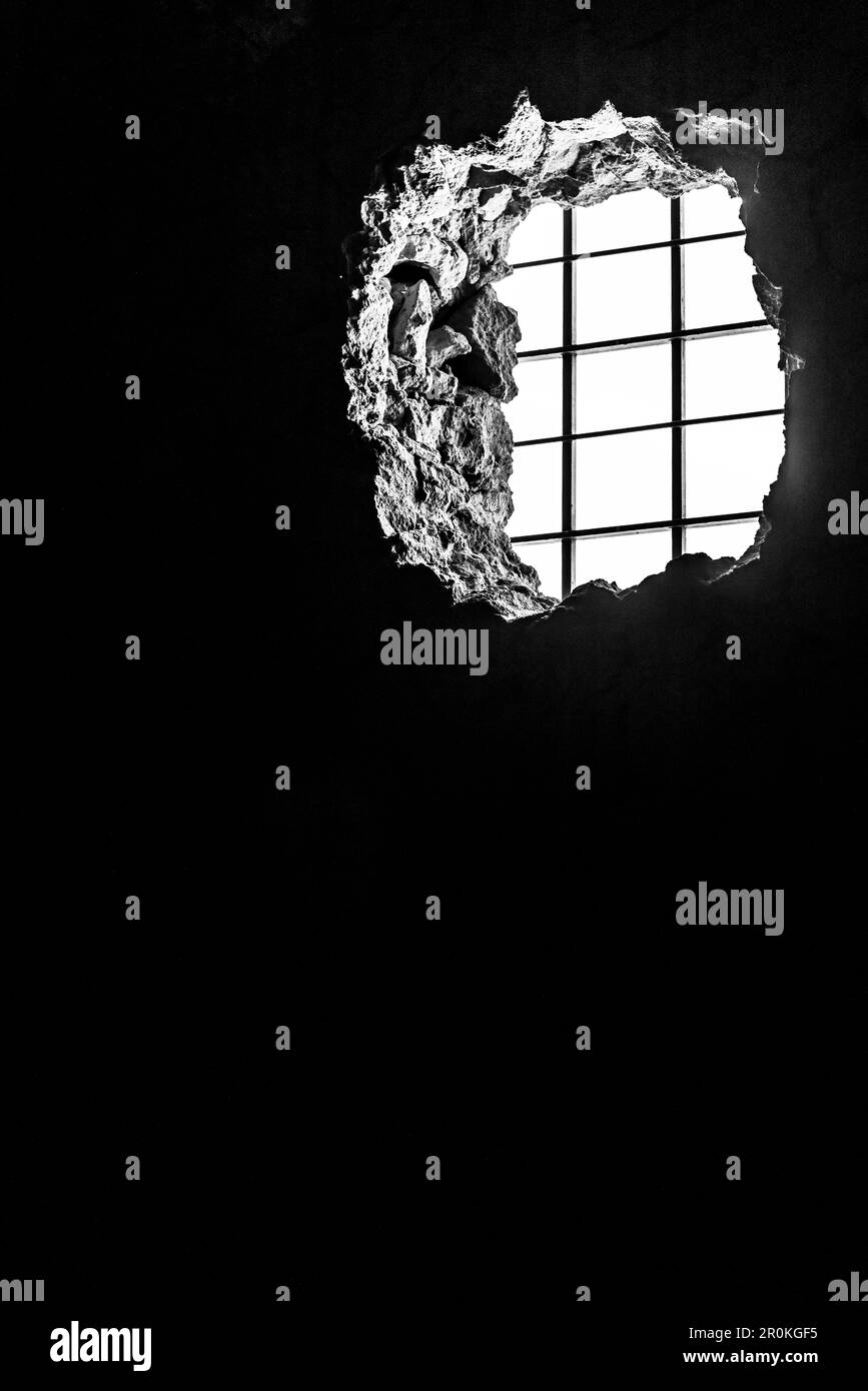 Photo en noir et blanc d'un intérieur avec une percée barrée comme une fenêtre, Pompéi, le golfe de Naples, Campanie, Italie Banque D'Images