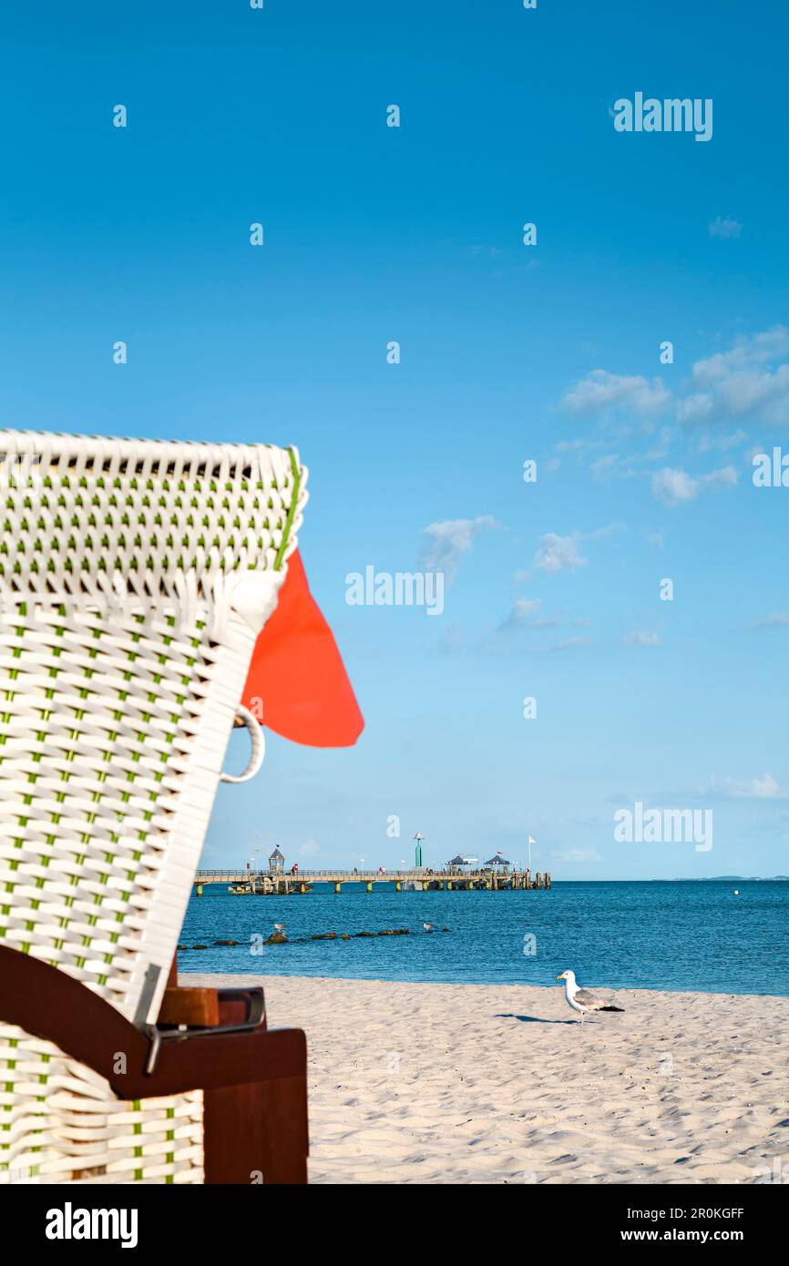 Plage avec chaise de plage et jetée, Grömitz, côte Baltique, Schleswig-Holstein, Allemagne Banque D'Images