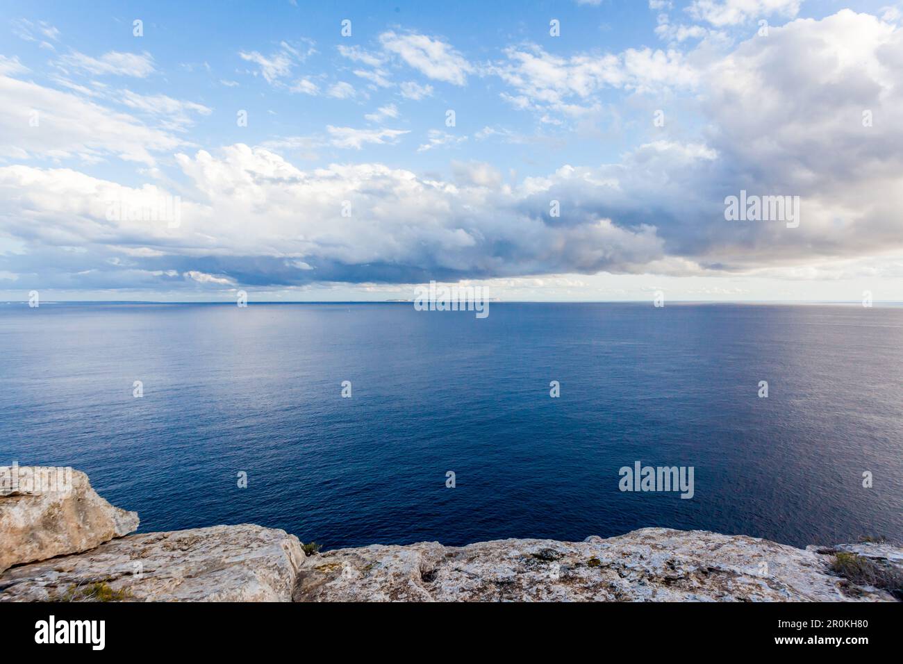 Voir à l'île inhabitée de Cabrera phare Cap Blanc, Majorque, Îles Baléares, Espagne Banque D'Images