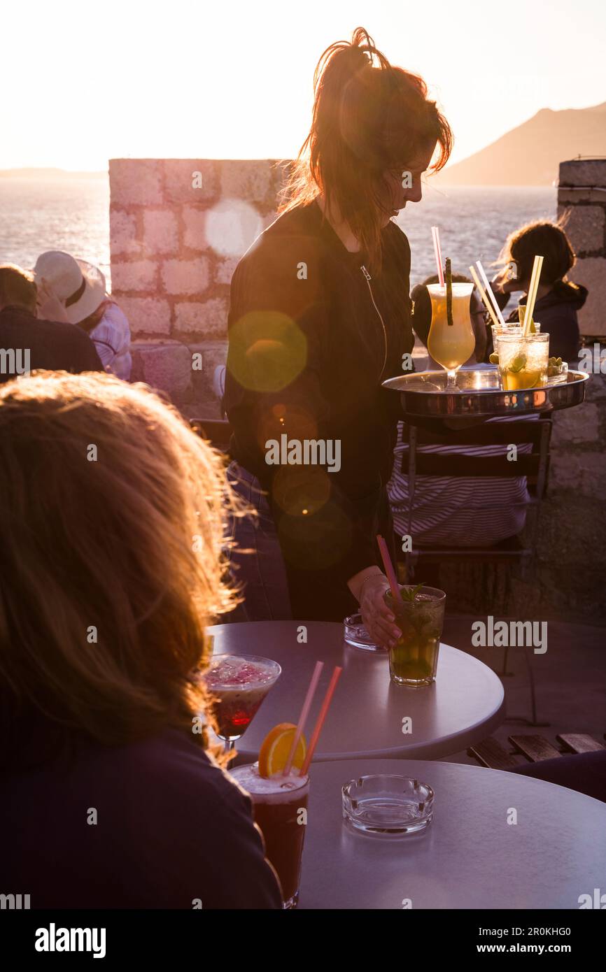 La serveuse sert des boissons qui ont été levées avec poulie du bar au toit du bar à cocktails Massimo situé dans la vieille tour de forteresse dans la vieille ville, Kor?ula, du Banque D'Images