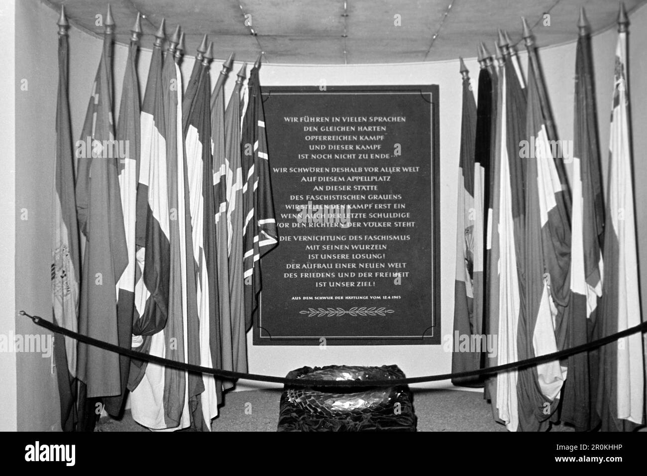 Gedenktafel mit einem Ausschnitt aus dem Schwur der Häftlinge vom 12.04.1945, Konzentrationslager Buchenwald, 1960. Plaque commémorative avec un extrait du serment des prisonniers de 12.04.1945, camp de concentration de Buchenwald, 1960. Banque D'Images