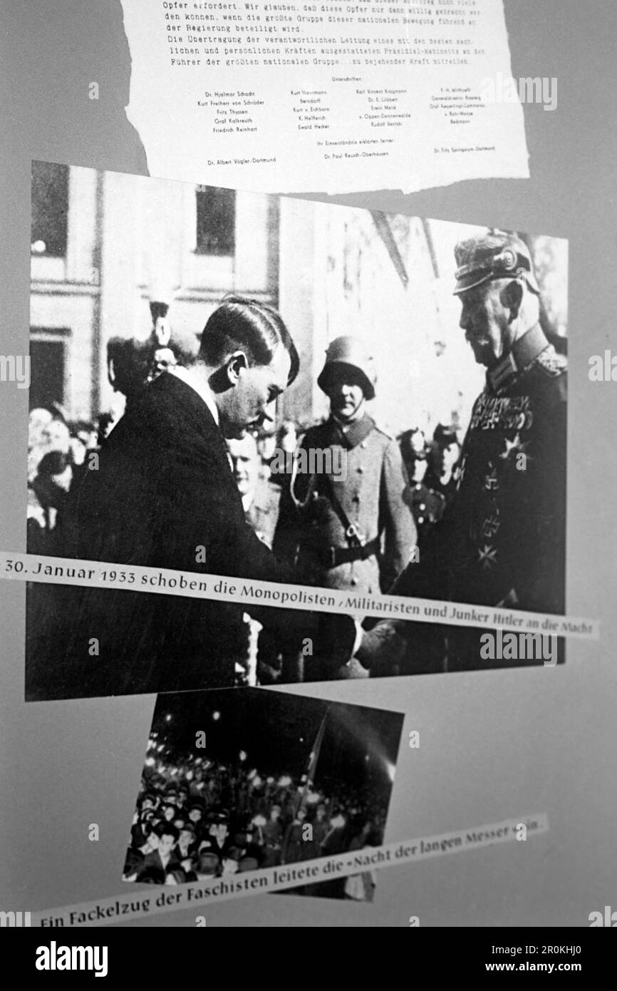 Dokumente und Bilder zur Machtergreifung Hitlers in einer Ausstellung im Konzentrationslager Buchenwald, im mittleren Bild Adolf Hitler und Paul von Hindenburg, unten ein Fackelzug zum Auftakt der Nacht der langen Messer 1934, Buchenwald 1960. Documents et photos de l'arrivée au pouvoir d'Hitler dans une exposition au camp de concentration de Buchenwald, au milieu de la photo Adolf Hitler et Paul von Hindenburg, en dessous d'une procession torchlight au début de la nuit des long Knives 1934, Buchenwald 1960. Banque D'Images