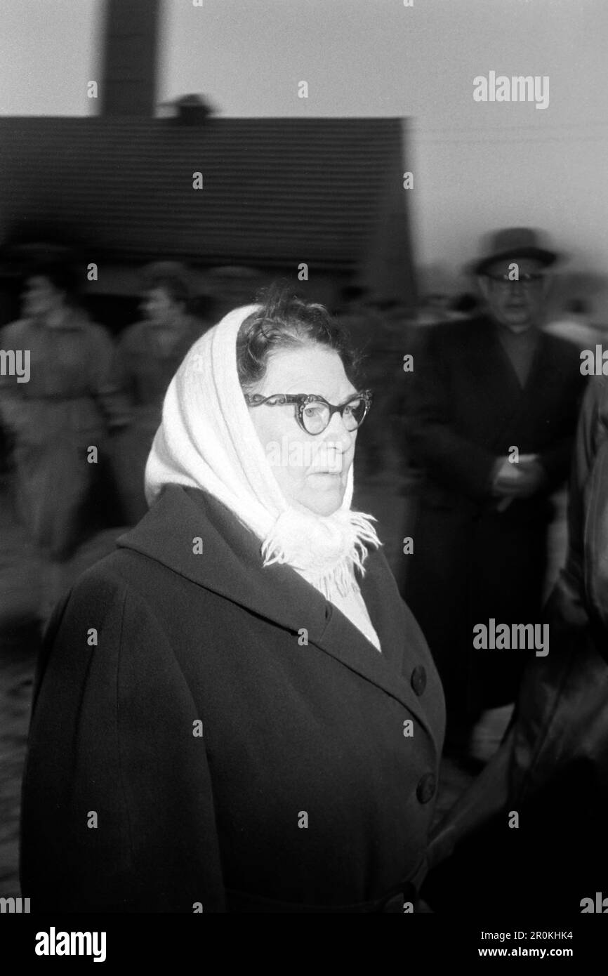 Besucherin im Konzentrationslager Buchenwald, vermutlich zum Gedenktag an Ernst Thälmanns Tod, 1960.Visiteur du camp de concentration de Buchenwald, vraisemblablement pour commémorer la mort d'Ernst Thälmann, 1960. Banque D'Images