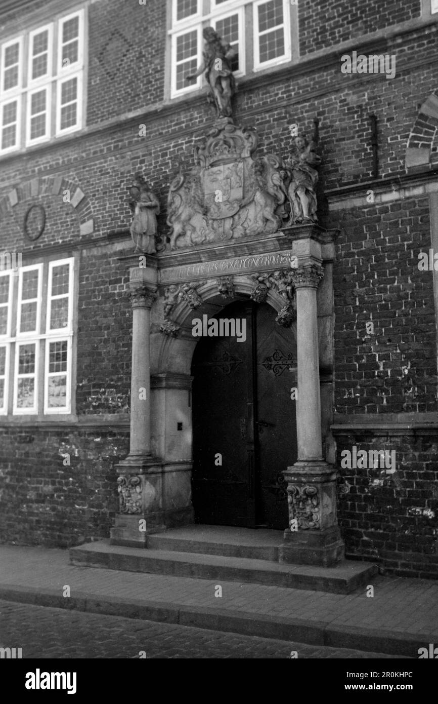 Die Eingangstür zum Alten Rathaus in Stade, 1960. La porte d'entrée de la vieille mairie de Stade, 1960. Banque D'Images