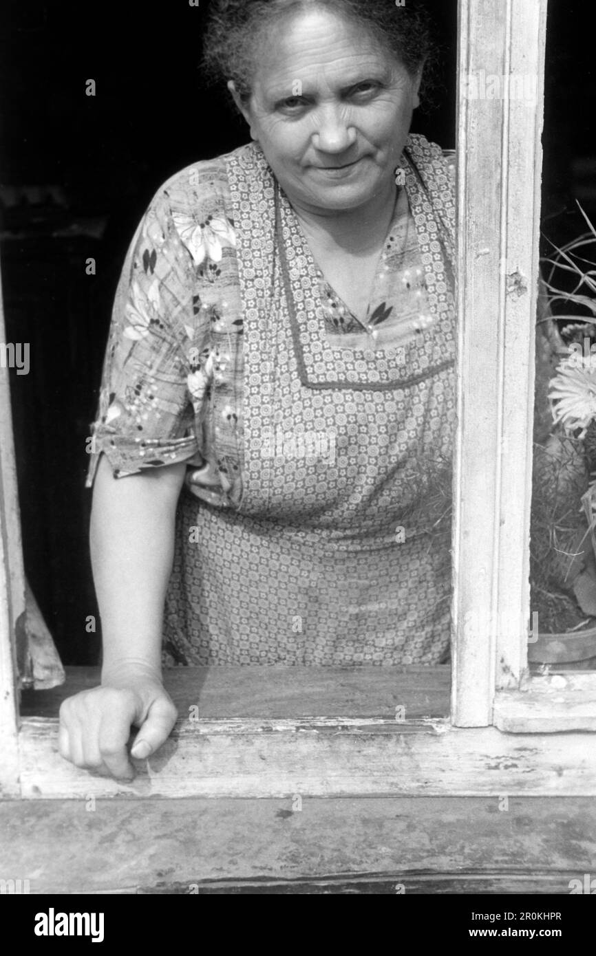 Frau im Fenster, Rüdesheim, 1961. Femme dans une fenêtre, Rüdesheim, 1961. Banque D'Images