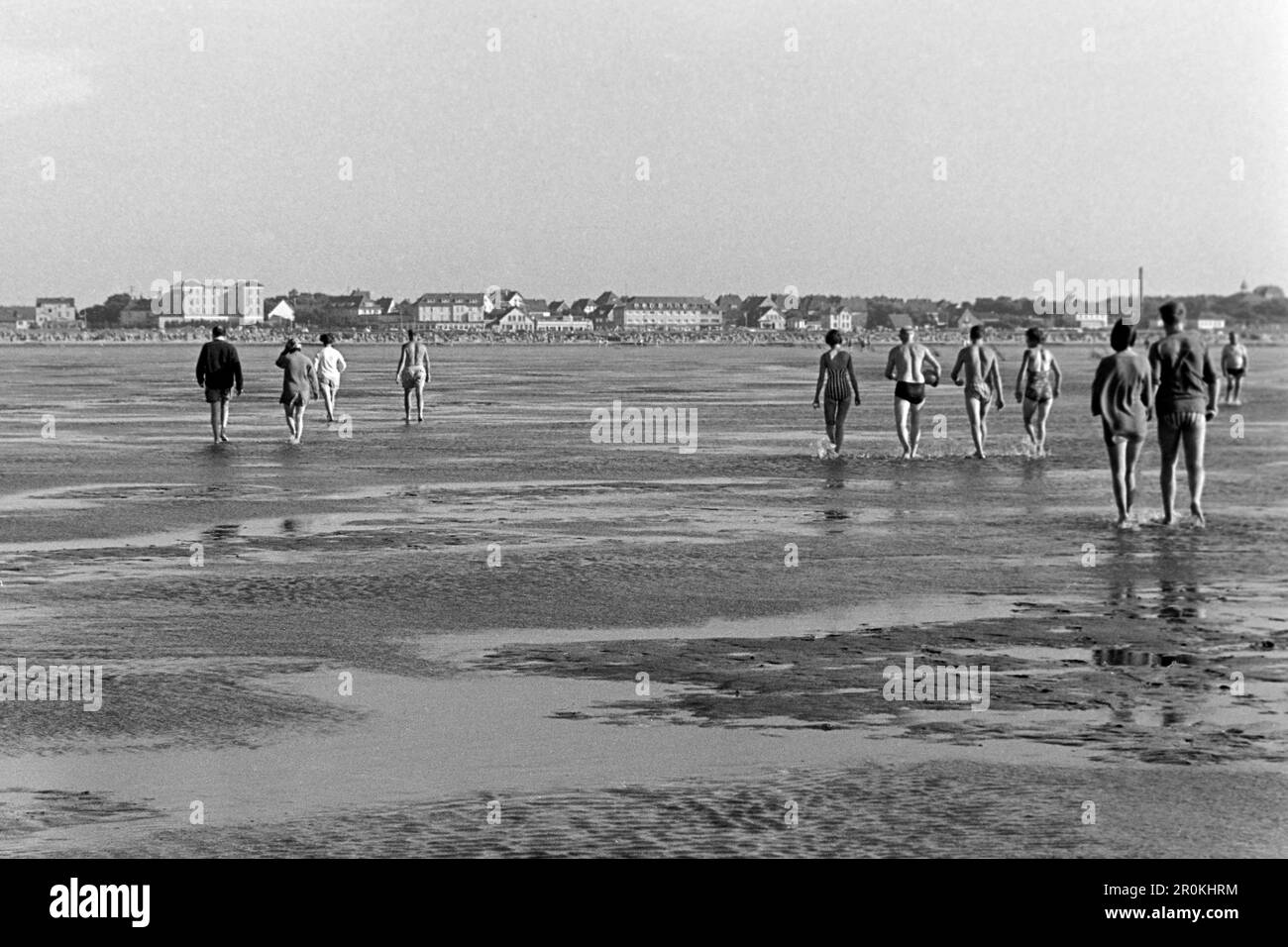Beieren im Watt BEI Duhnen, Stadtteil von Cuxhaven, 1960. Baigneurs marchant dans les vasières près de Duhnen, district de Cuxhaven, 1960. Banque D'Images