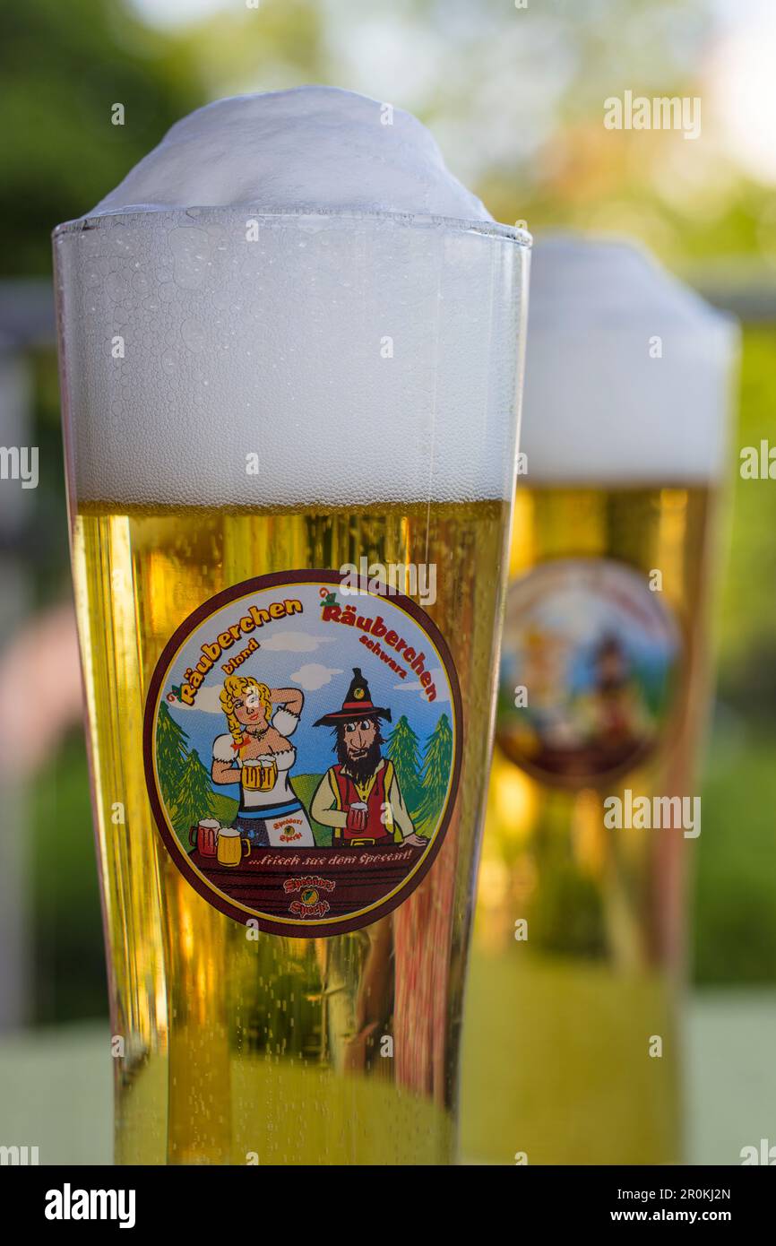 Deux verres de bière blonde Räuberchen brassée par Spessart Specht sur la terrasse de l'hôtel-restaurant Heimathenhof, Mespelbrunn Heimbuchenthal, Räuberland Banque D'Images