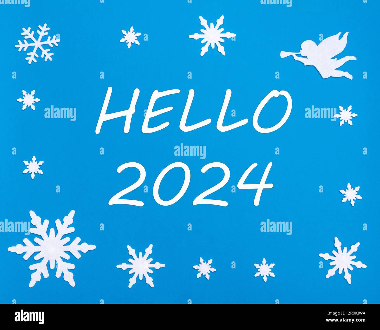 Carte de vœux du nouvel an. Le texte HELLO 2024 sur fond bleu avec des flocons de neige de Noël, un ange blanc. Bonne année. Banque D'Images