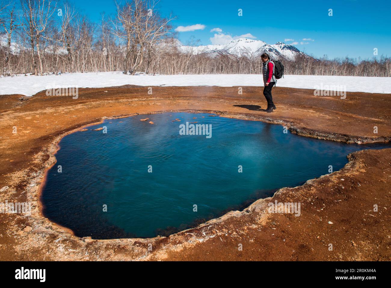 Un guide vous fera découvrir l'une des sources d'eau chaude du parc national de Nalychevo, près de Petropavlovsk-Kamchatsky, Kamchatka, Russie, Asie Banque D'Images