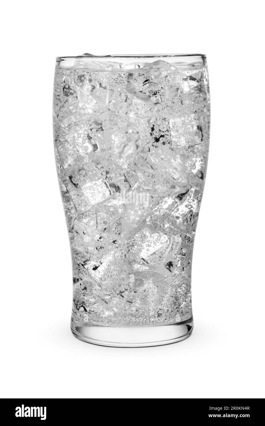 Verre d'eau pure avec glaçons. Isolé sur fond blanc. Banque D'Images