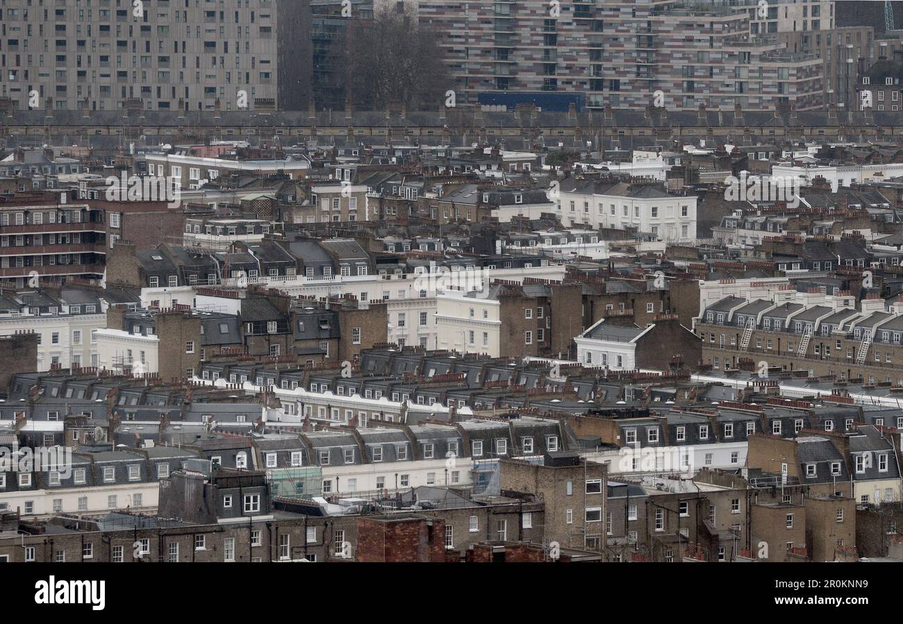 Photo de dossier datée du 06/01/2015 de maisons à Westminster et Pimlico, Londres. Le prix moyen de l'immobilier a chuté d'environ £1 000 en avril, après trois mois d'augmentation, selon un indice. Dans l'ensemble du Royaume-Uni, la valeur typique de la propriété a chuté de 0,3 % d'un mois à l'autre, ce qui l'a ramené à £286 896 en avril, a déclaré Halifax. En termes de trésorerie, il s'agit d'une baisse de £995 par rapport à un prix moyen de l'immobilier de £287 891 enregistré en mars. Halifax a déclaré qu'elle s'attendait à une nouvelle pression à la baisse sur les prix de l'immobilier au cours de cette année. Date de publication : mardi 9 mai 2023. Banque D'Images