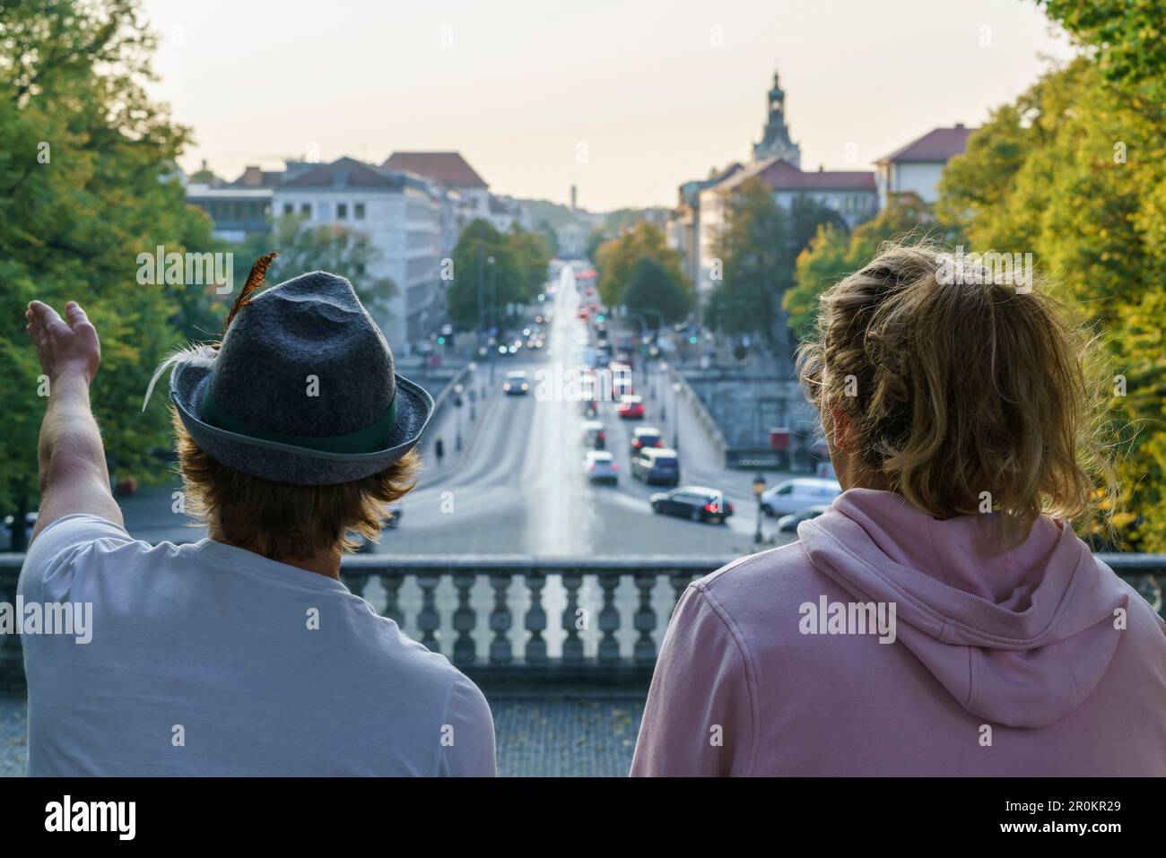 Deux jeunes hommes se tenant au Friedensengel, regardant le pont de Luitpold, Munich, haute-Bavière, Allemagne Banque D'Images