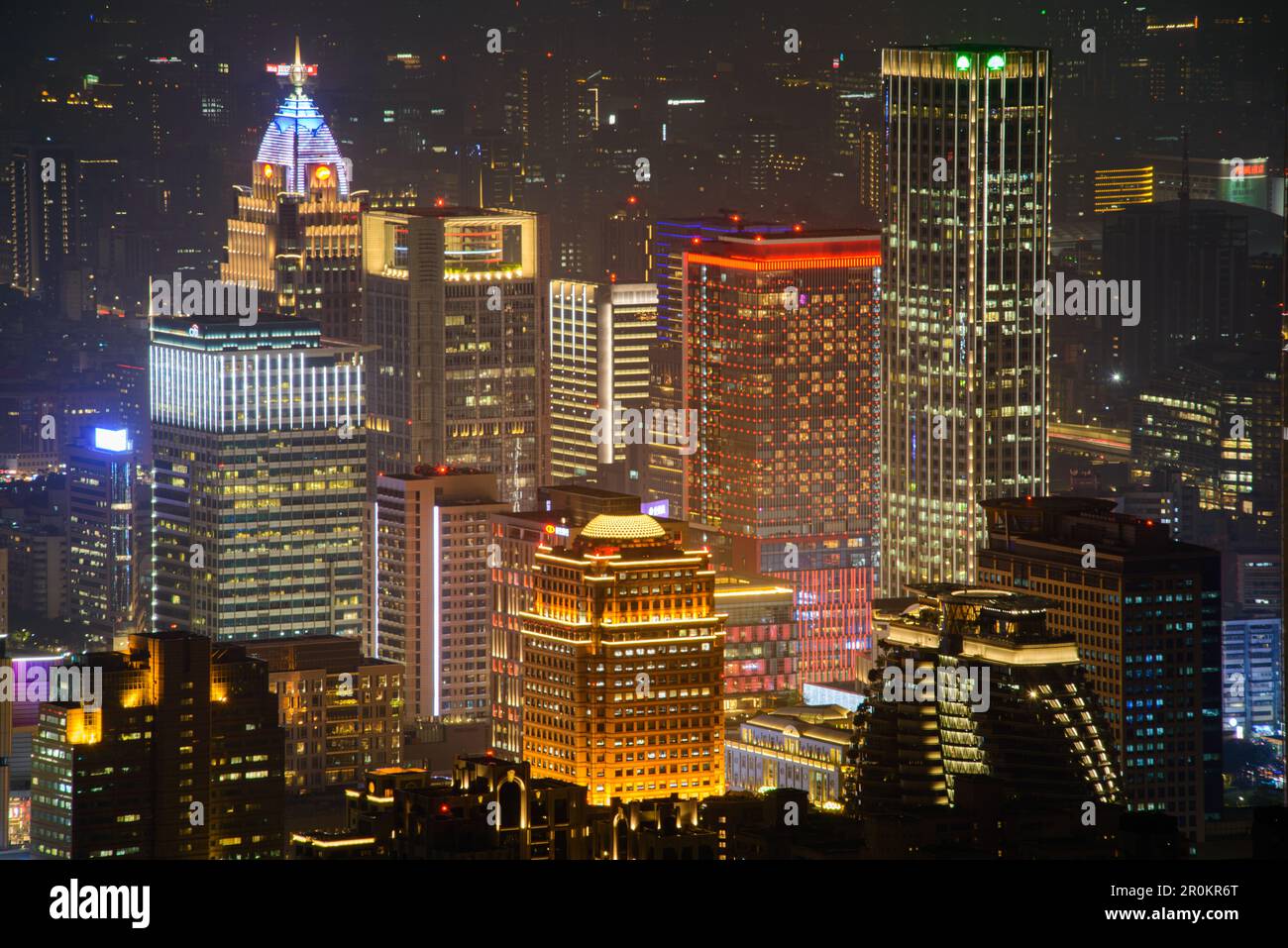 Une ville de couleurs la nuit. Le ciel, une toile de rêve et romantique. Vue sur le paysage éblouissant de la ville au crépuscule et la nuit. Taipei Banque D'Images