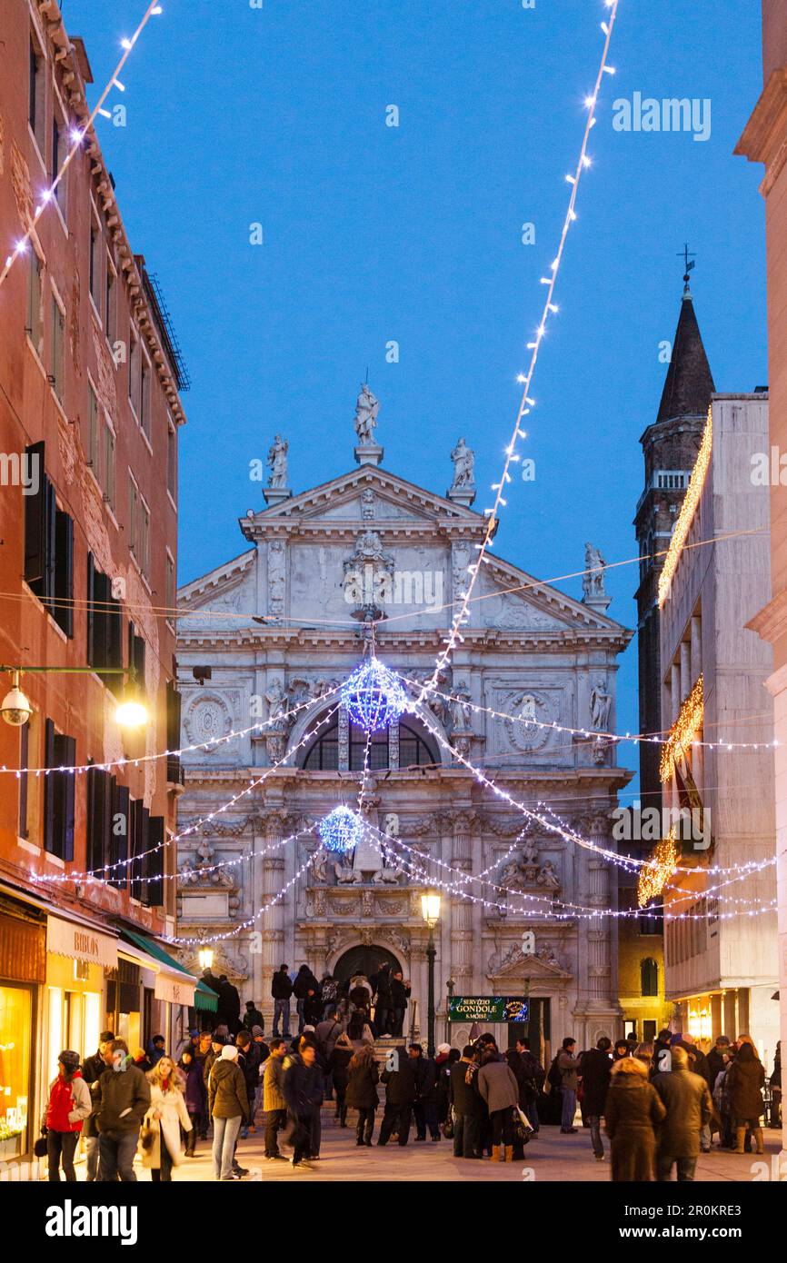 L'Italie, Venise. Décorations de Noël plane sur Campo San Moise le long de Calle Larga XXII Marzo. La chiesa di San Moise est dans le centre et l'avant o Banque D'Images