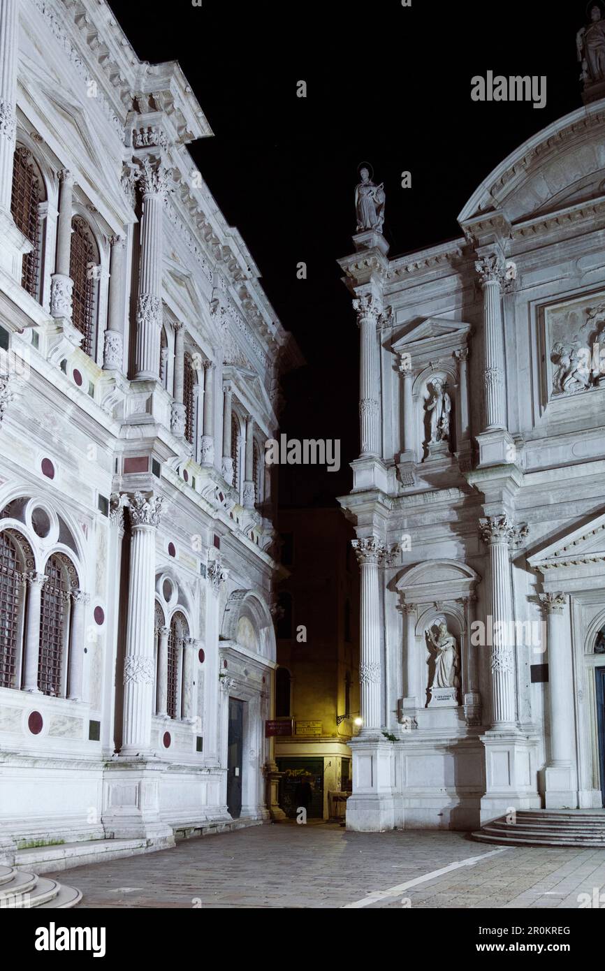 L'Italie, Venise. Une nuit partielle vue sur la façades de la Scuola Grande di San Rocco, musée d'art, sur la gauche et l'église San Rocco sur la droite. Banque D'Images