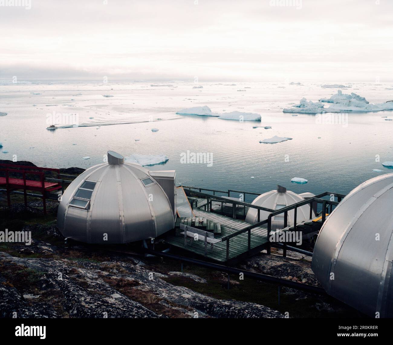 Le Groenland, Ilulissat, Soirée Disco Bay View Hotel de l'Arctique avec les icebergs et la mer en arrière-plan Banque D'Images