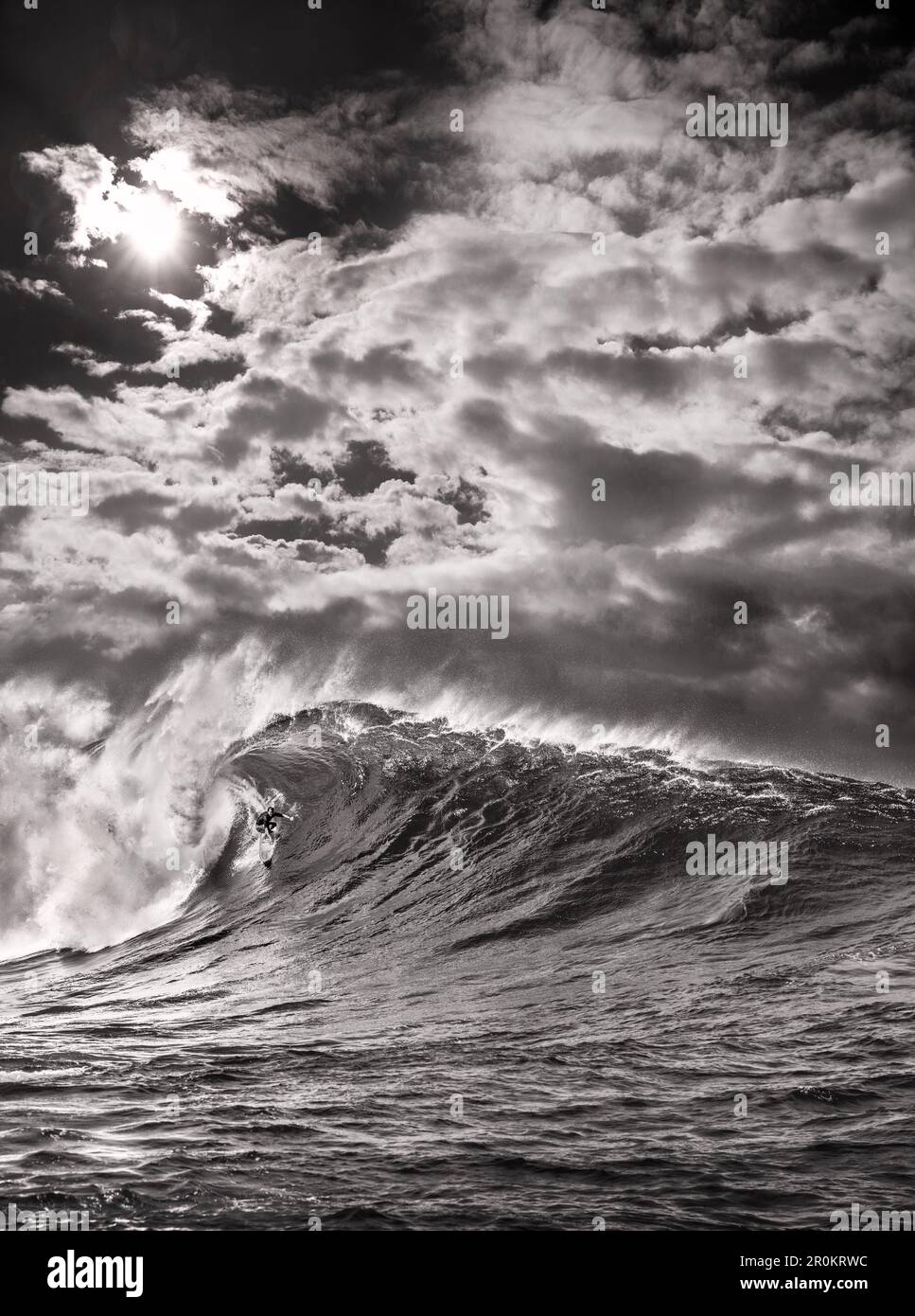 États-Unis, Hawaï, Maui, le surfeur Mike Pietsch surfe une vague géante à Jaws, Peahi sur la rive nord de Maui Banque D'Images