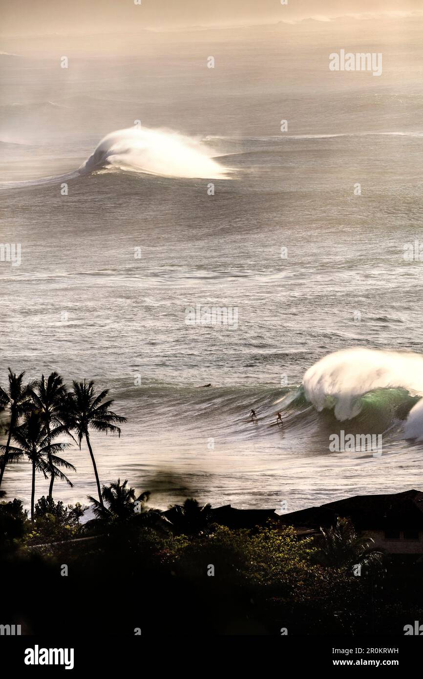 HAWAÏ, Oahu, North Shore, Eddie Aikau, 2016, Les gens du coin surfent à Waimea Bay après la fin du concours de surf Eddie Aikau 2016, Waimea Bay Banque D'Images