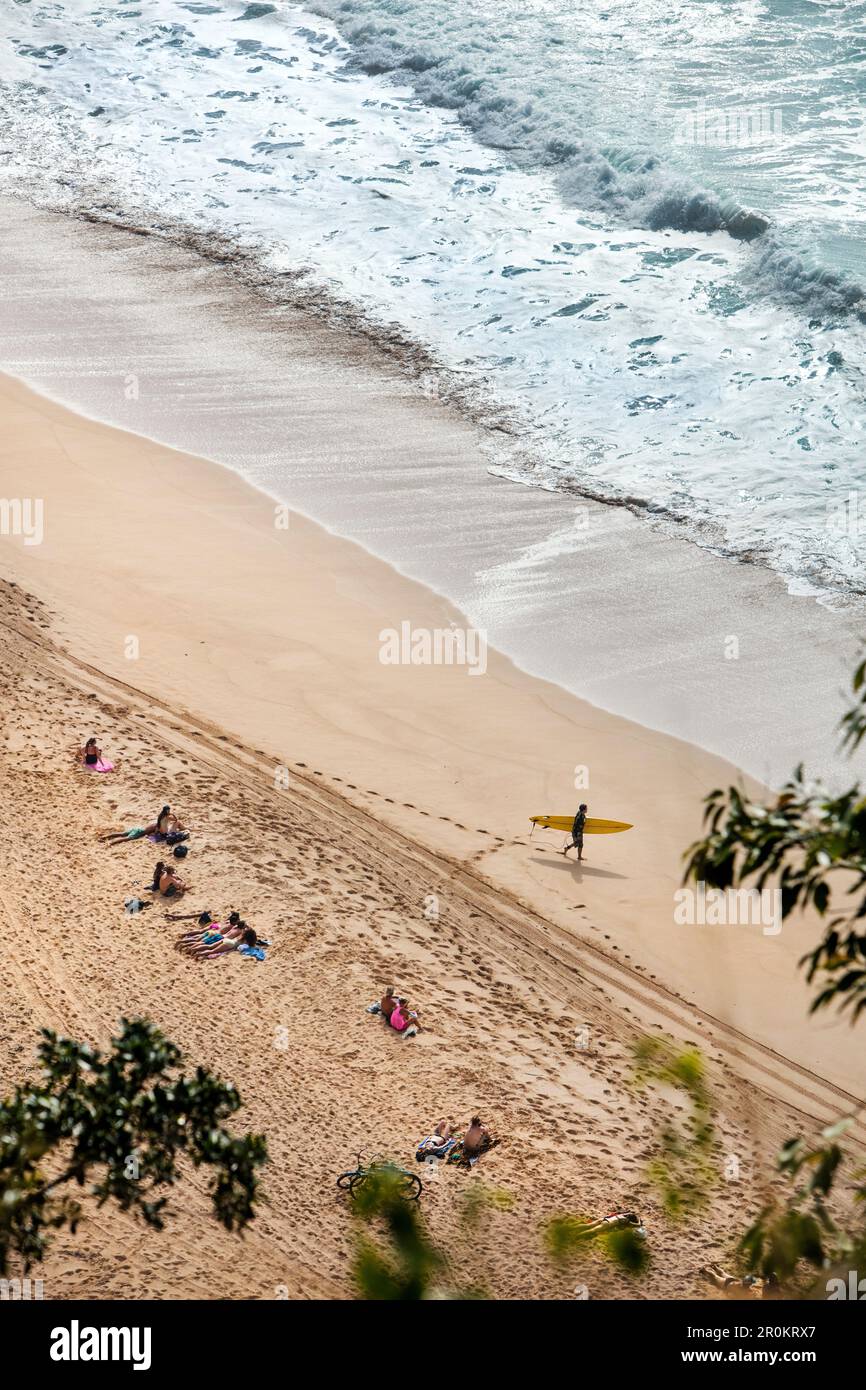 HAWAII, Oahu, Côte-Nord, les personnes passant du temps sur la plage de Waimea Bay Banque D'Images