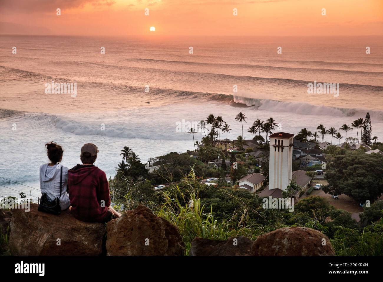 HAWAÏ, Oahu, North Shore, Eddie Aikau, 2016, Spectateurs regardant les surfeurs à la fin de la compétition Eddie Aikau 2016 de surf à grandes vagues Banque D'Images