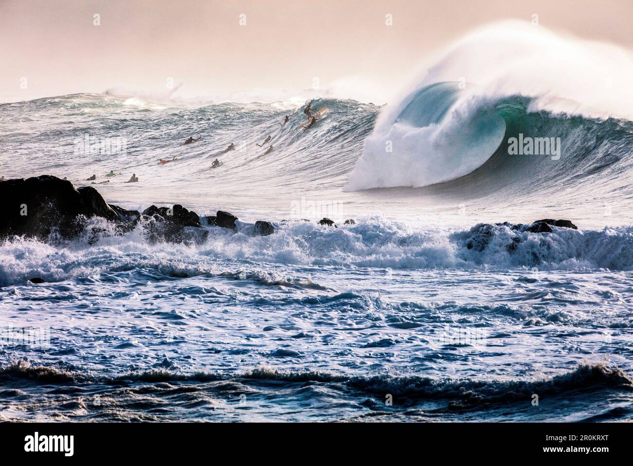 HAWAÏ, Oahu, North Shore, Eddie Aikau, 2016, Les gens du coin surfent à Waimea Bay après la fin du concours de surf Eddie Aikau 2016, Waimea Bay Banque D'Images