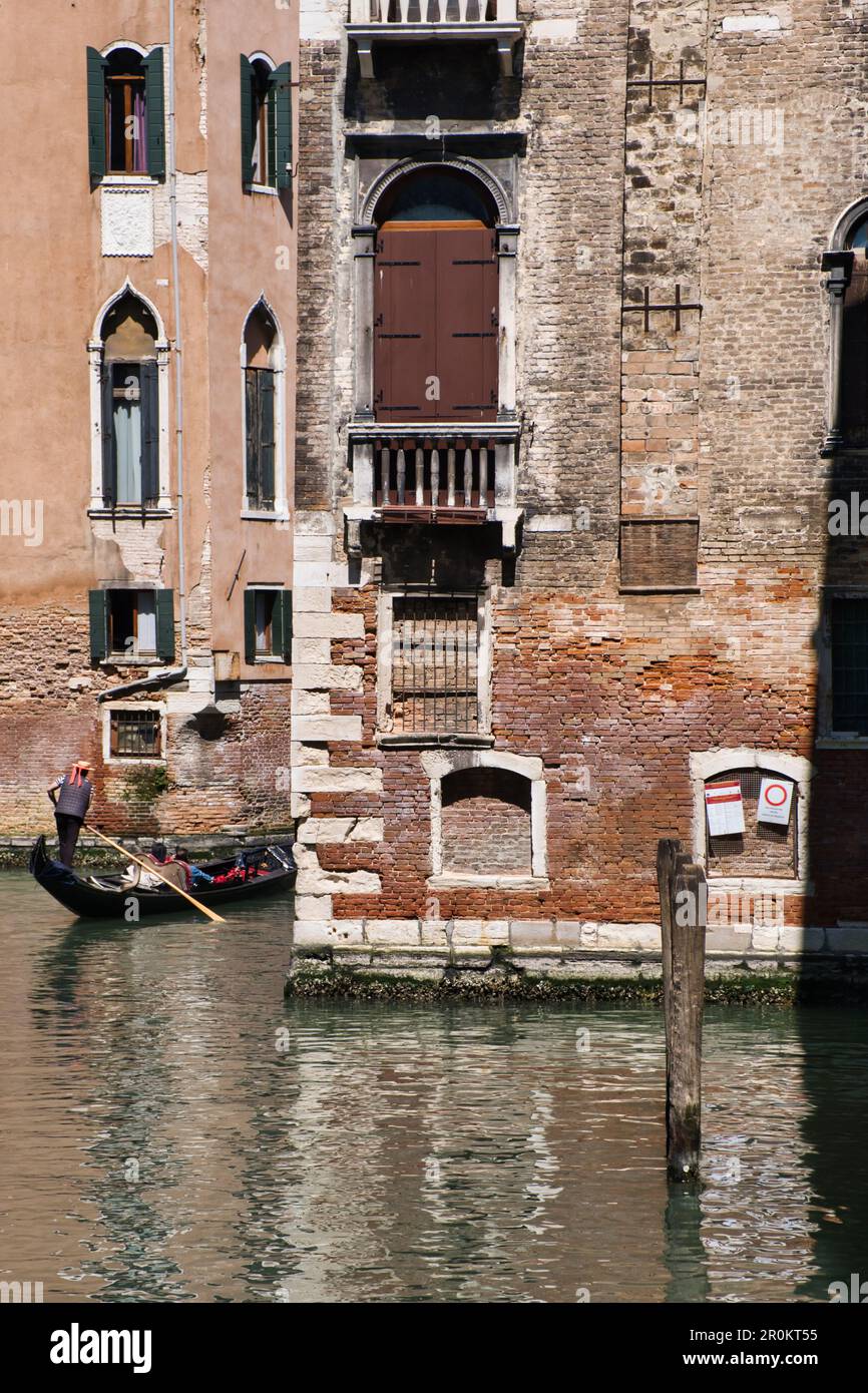 Vue pittoresque d'une télécabine dans un canal de Venise Banque D'Images