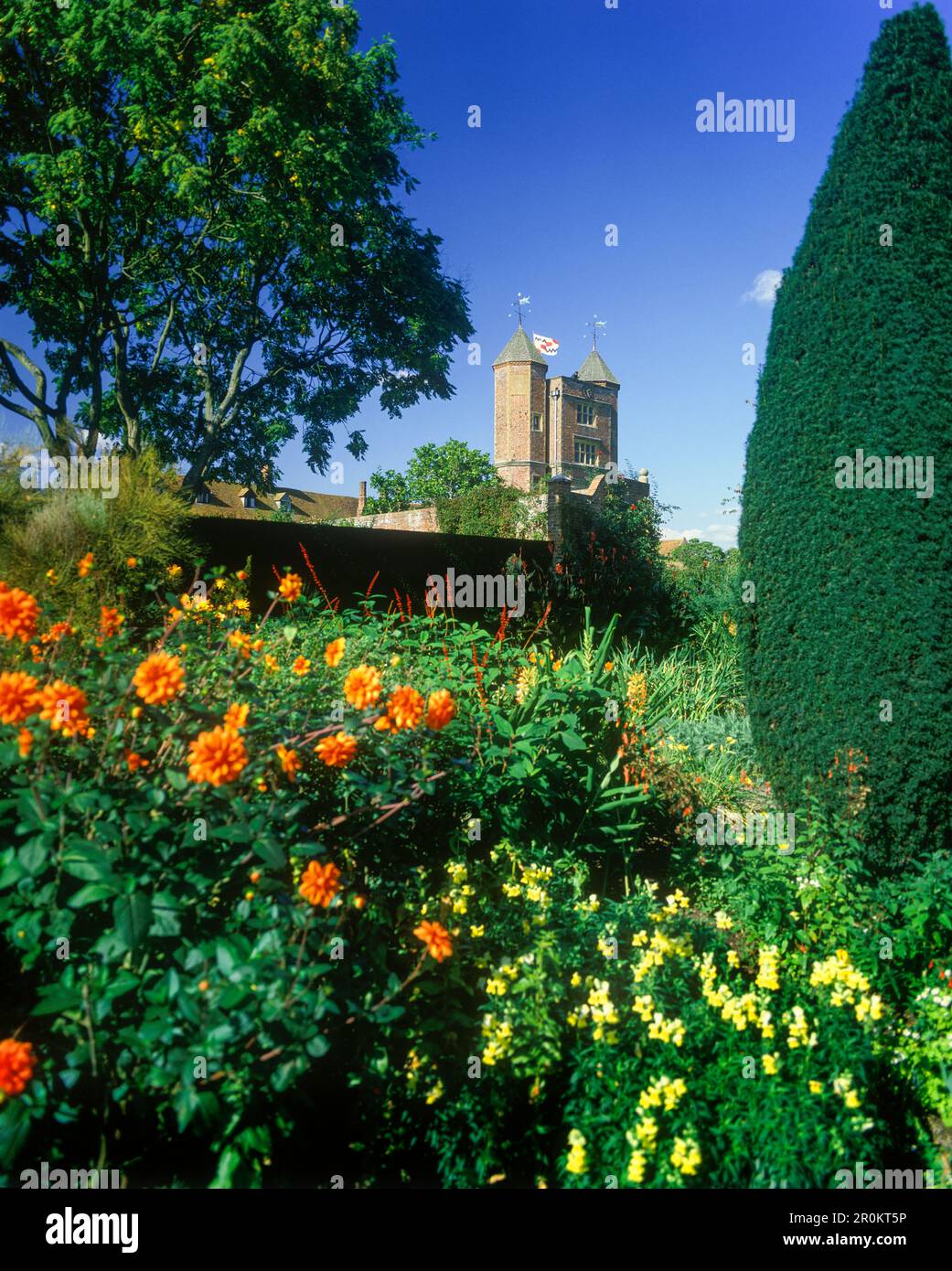 JARDIN DU CHÂTEAU DE SISSINGHURST CRANBROOK KENT ANGLETERRE ROYAUME-UNI Banque D'Images