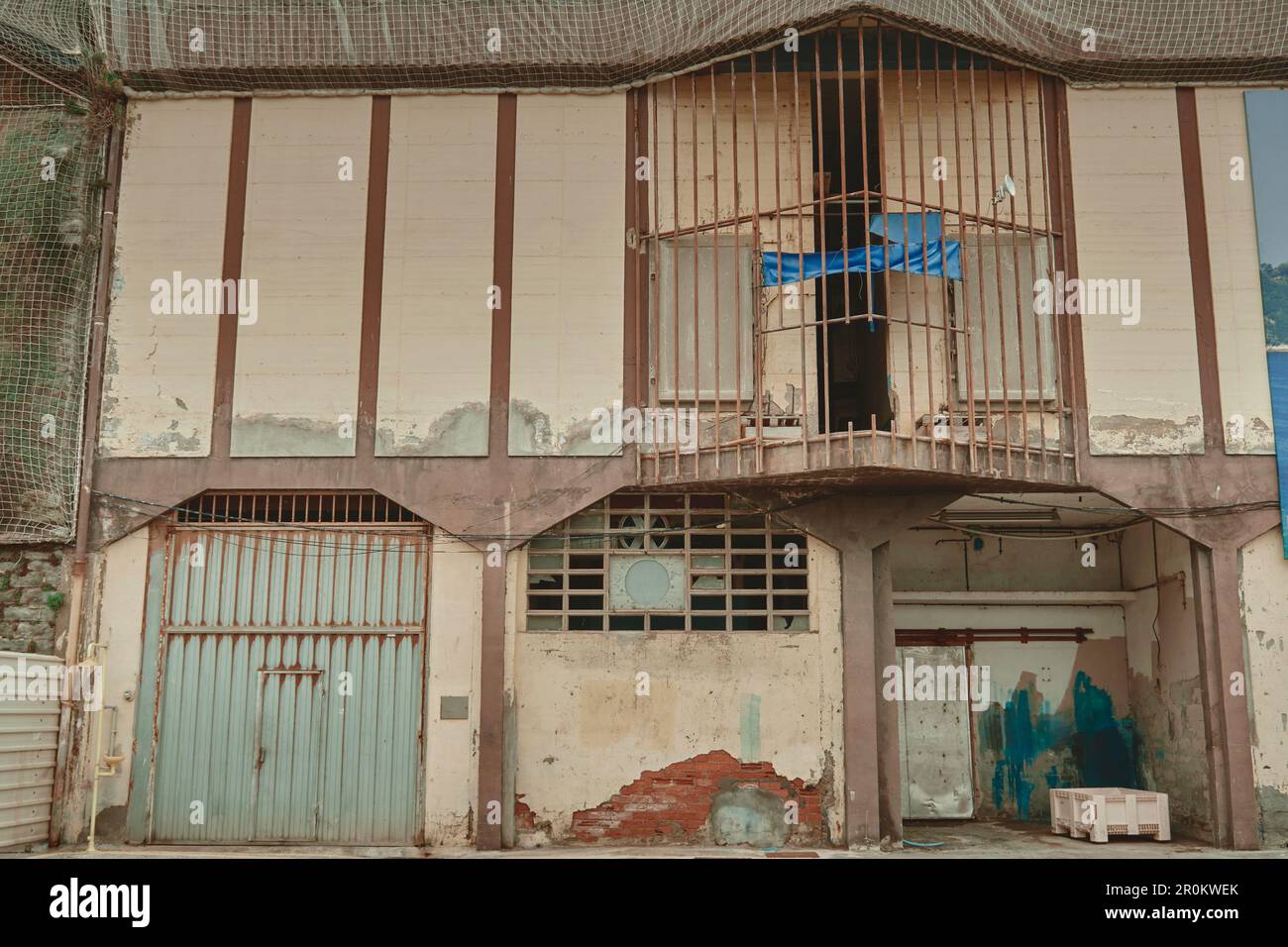 Ancien bâtiment abandonné du marché aux poissons dans le port de Getaria, au pays basque Banque D'Images