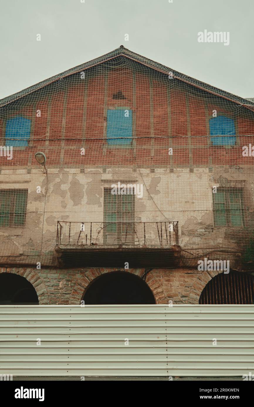 Ancien bâtiment abandonné du marché aux poissons dans le port de Getaria, au pays basque Banque D'Images