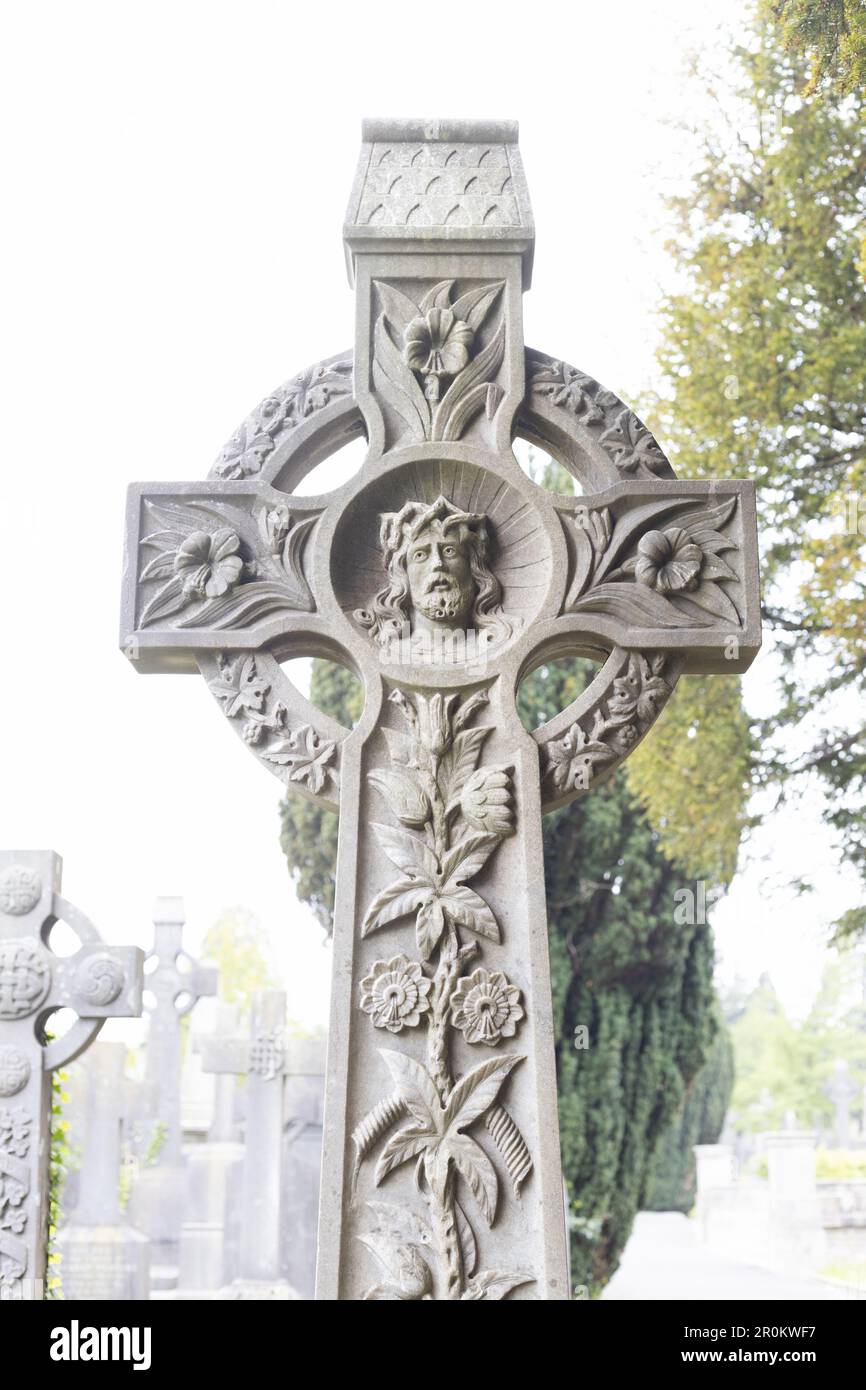 Un magnifique marqueur de sépulture celtique au cimetière Glasnevin de Dublin, en Irlande. Banque D'Images
