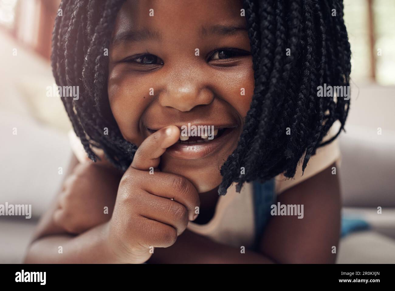 Je peux voir des moments de plaisir à l'avance. Portrait d'une adorable petite fille jouant par elle-même à la maison. Banque D'Images