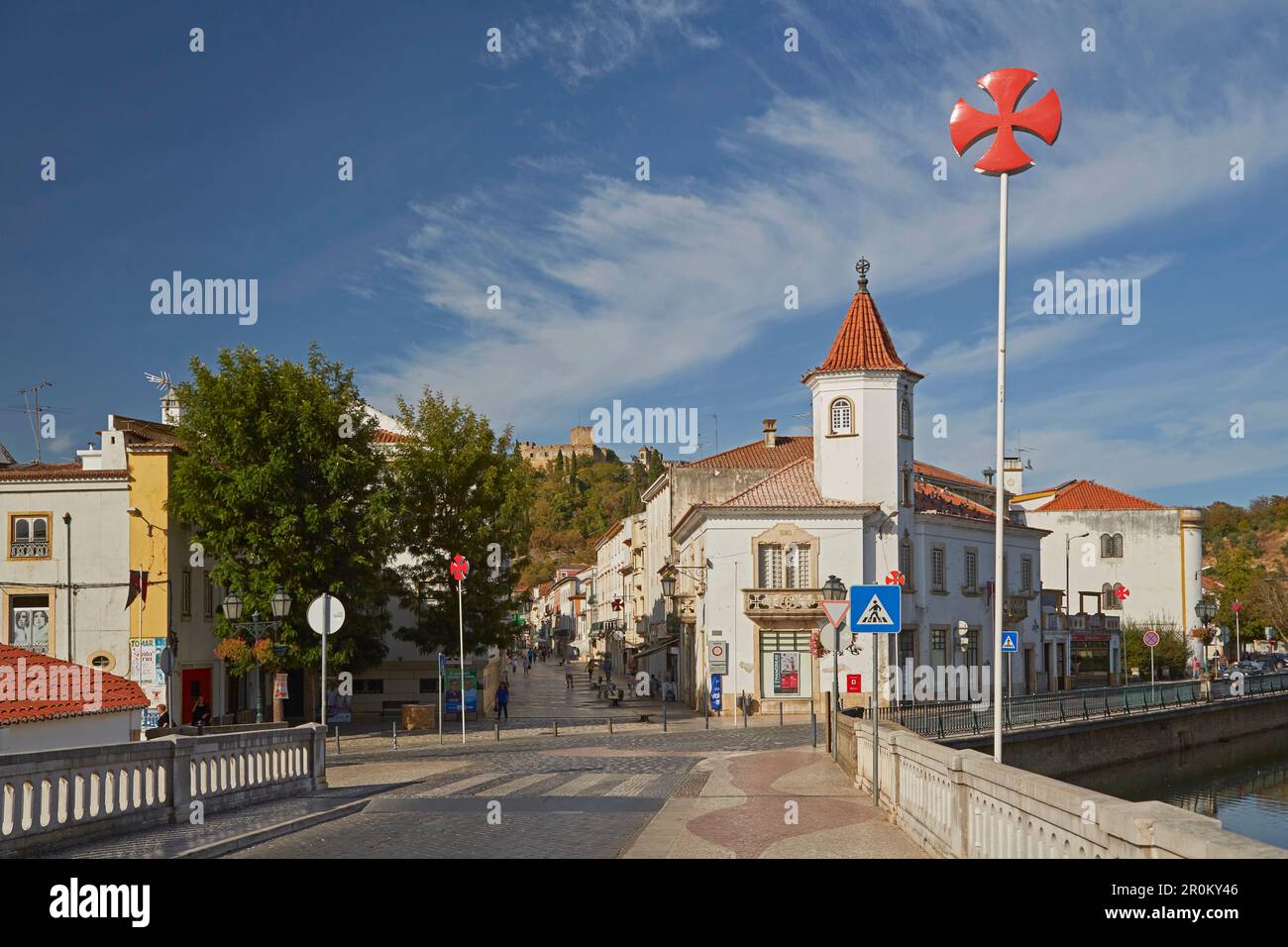 Pont sur la rivière Nabao au centre ancien de Tomar, district de Santarém, Estrémadure, Portugal, Europe Banque D'Images