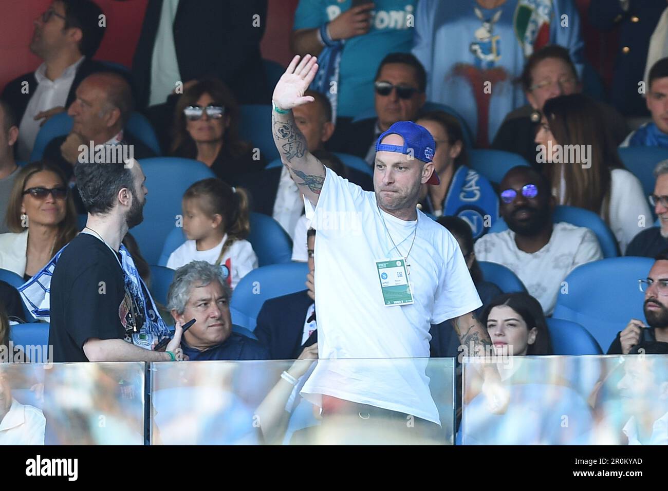 Naples, Italie. 7 mai 2023. Le rappeur italien Clemente dans les stands pendant la série Un match entre SSC Napoli et ACF Fiorentina au Stadio Diego Arman Banque D'Images