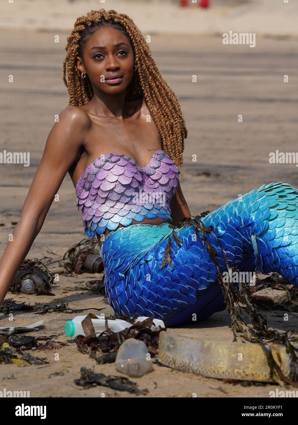USAGE ÉDITORIAL SEULEMENT Chisanga Mwila vêtu d'Ariel de la petite Sirène  sur la plage de Cullercoats, Newcastle avant la reprise en direct du film  en 2023 dans le cadre d'une campagne de