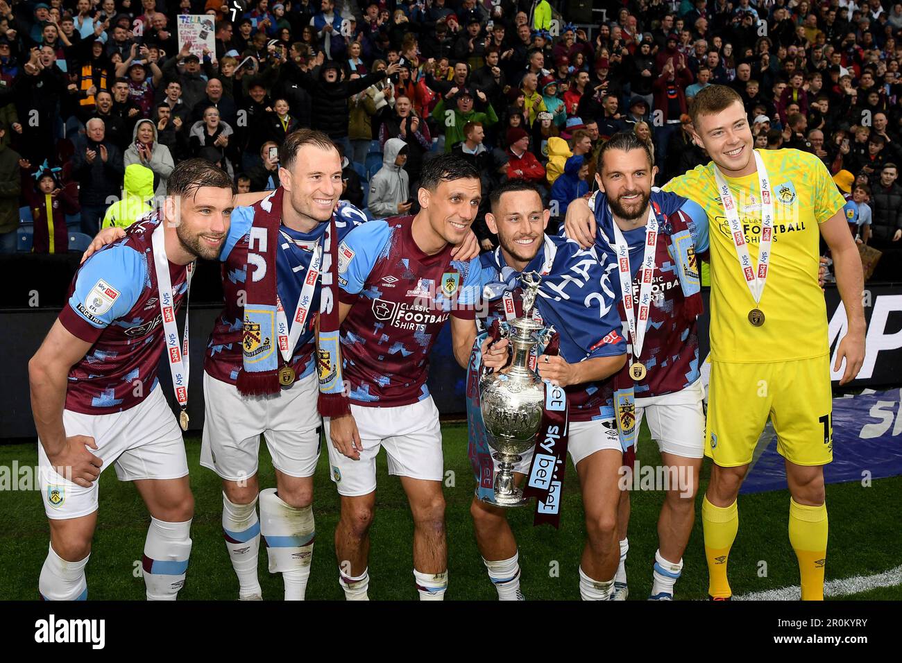 Burnley, Royaume-Uni. 8th mai 2023. Burnley joueurs avec le trophée du championnat FEL de pari de ciel pendant le match du championnat de pari de ciel à Turf Moor, Burnley. Crédit photo à lire: Gary Oakley/Sportimage crédit: Sportimage Ltd/Alay Live News Banque D'Images