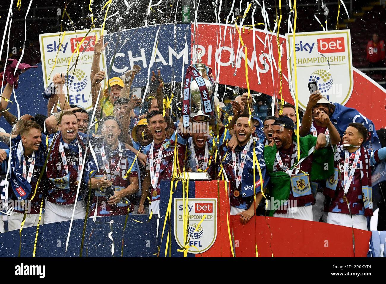 Burnley, Royaume-Uni. 8th mai 2023. Burnley joueurs avec le trophée du championnat FEL de pari de ciel pendant le match du championnat de pari de ciel à Turf Moor, Burnley. Crédit photo à lire: Gary Oakley/Sportimage crédit: Sportimage Ltd/Alay Live News Banque D'Images