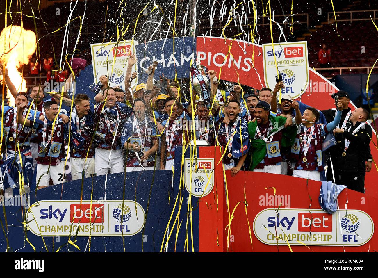 Burnley, Royaume-Uni. 8th mai 2023. Burnley joueurs avec le trophée du championnat FEL de pari de ciel pendant le match du championnat de pari de ciel à Turf Moor, Burnley. Crédit photo à lire: Gary Oakley/Sportimage crédit: Sportimage Ltd/Alay Live News Banque D'Images