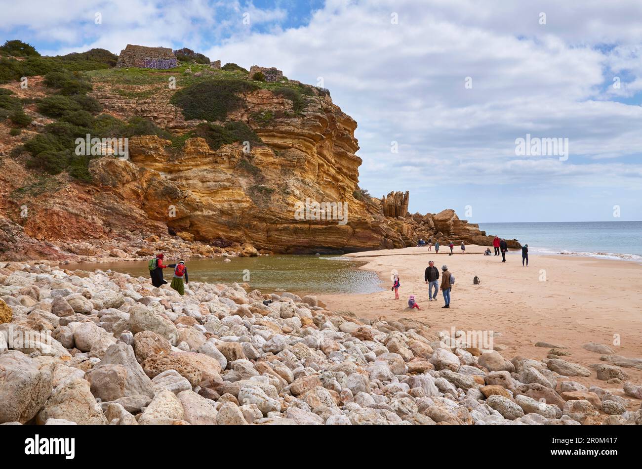 Côte escarpée et plage à Salema, Parque Natural do Sudoeste Alentejano e Costa Vicentina, Océan Atlantique, District Faro, région de l'Algarve, Portugal, Banque D'Images