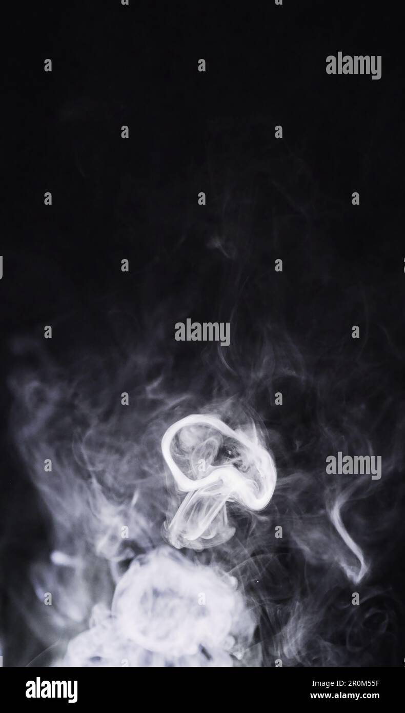 elfbar nachfüll pod läuft aus Brouillard de fumée, png et anneau de cigarette avec la pollution abstraite  tourbillon avec la texture de nuage. Forme de brouillard et de vapeur dans  l'air avec isolation et transparence Photo Stock -