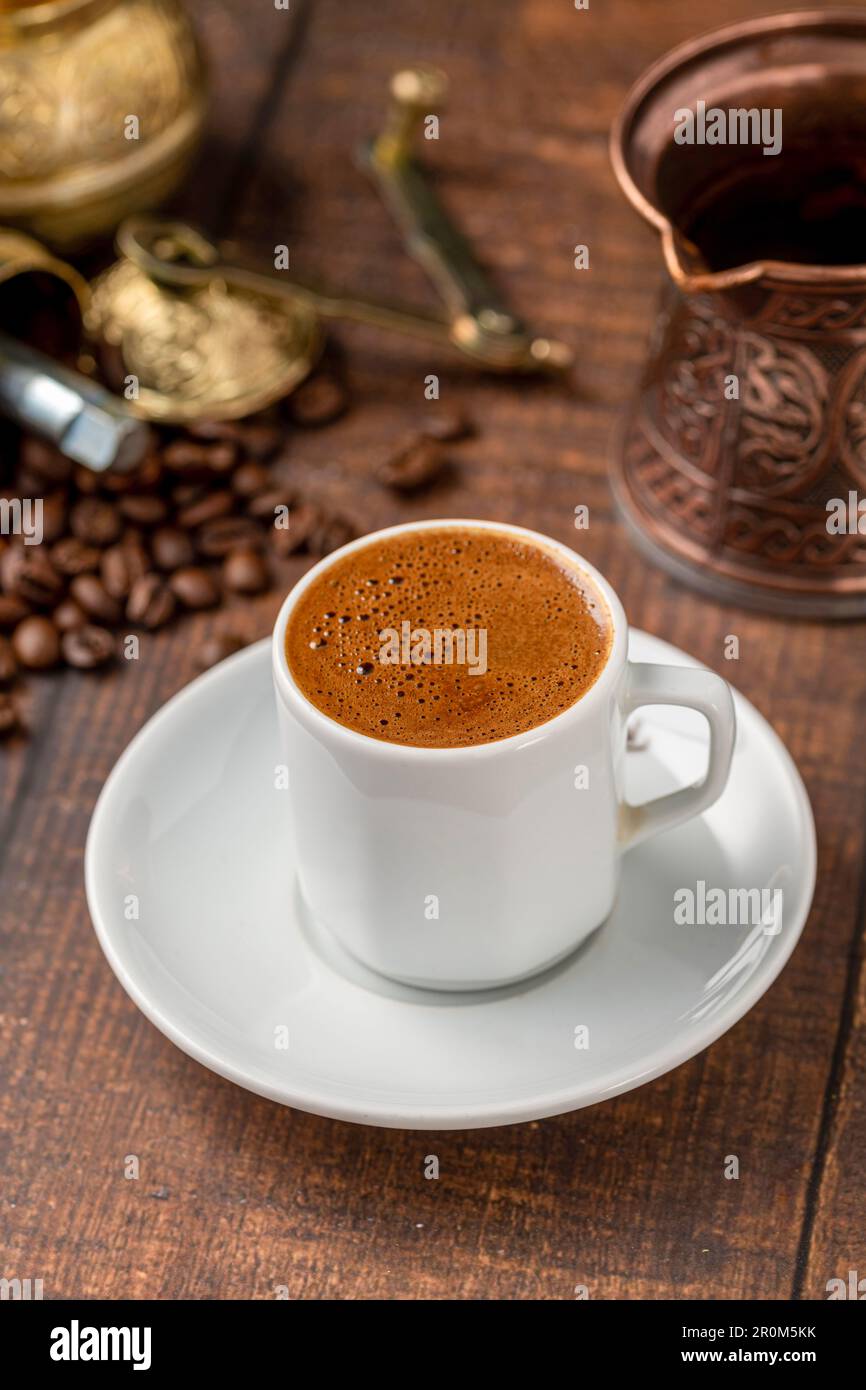 Café turc dans une tasse de café classique avec eau et délice turc sur une table en bois Banque D'Images