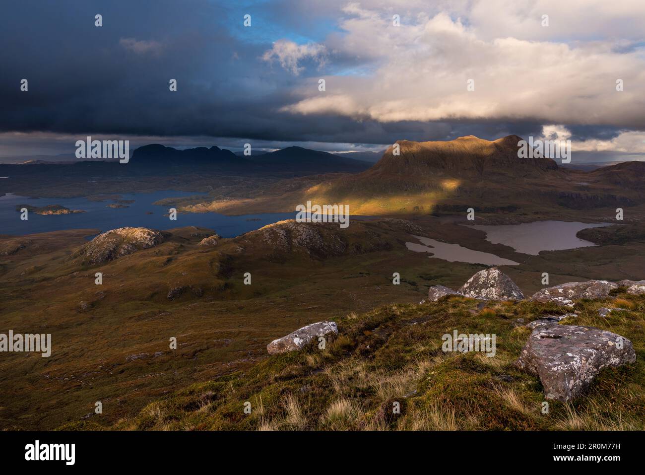 Vue depuis Stac Pollaidh sur le Loch Sionasgaig et cul Mor, Réserve naturelle d'Inverpolly, Highlands, Écosse, Royaume-Uni Banque D'Images