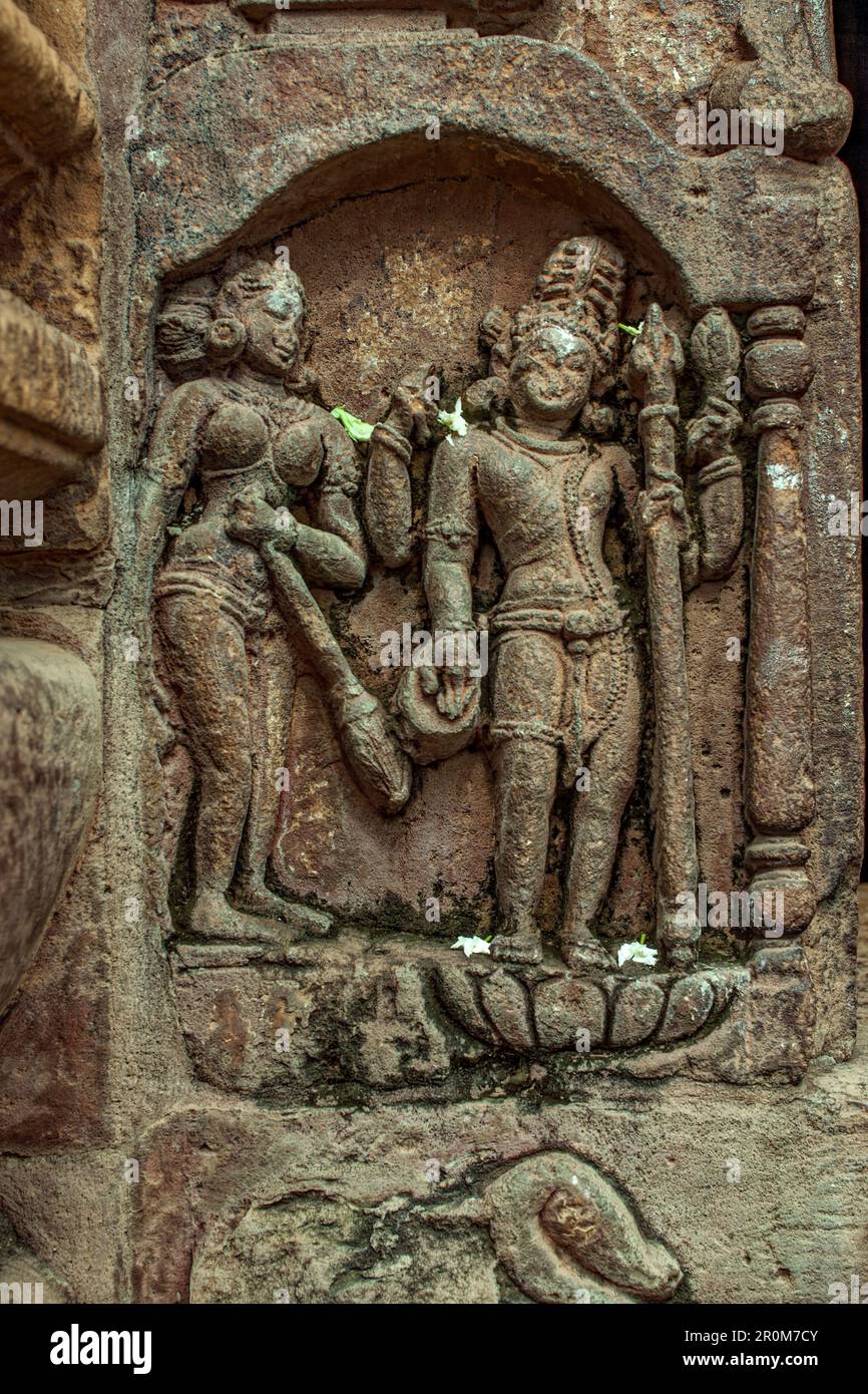 07 21 2007 Bas relief représentant le dieu hindou Vishnu et son consort sur le temple de Mukteshwar à Orissa, Inde.Asie. Banque D'Images