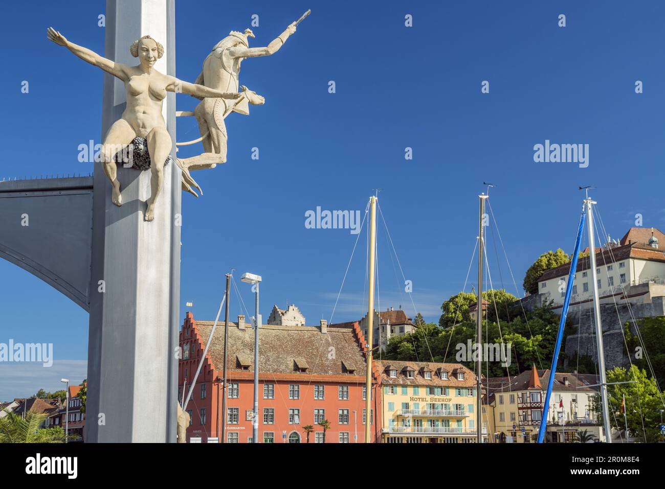 Colonne magique de Peter Lenk sur la promenade du lac surplombant le Meersburg, le lac de Constance, le Bade-Wurtemberg Banque D'Images