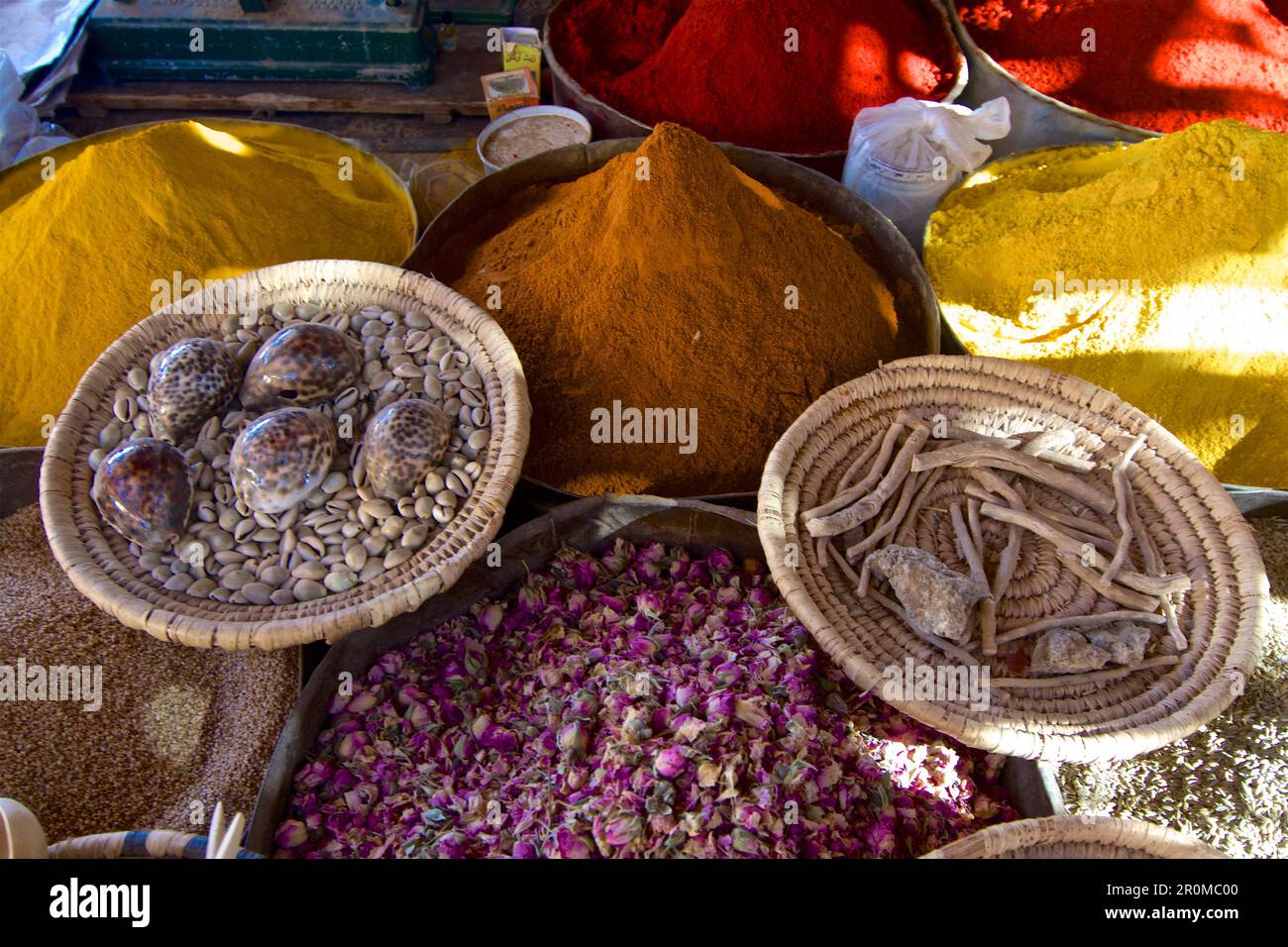 Épices colorées, poudre, roses séchées et palourdes sur le marché de Rissani, Tafilalet, Maroc Banque D'Images