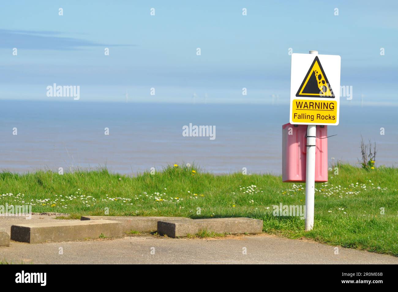 Panneau d'avertissement signalant un bord de falaise instable et des chutes de roches dues à l'érosion côtière sur les falaises d'Albbrough, East Yorkshire, Angleterre Banque D'Images
