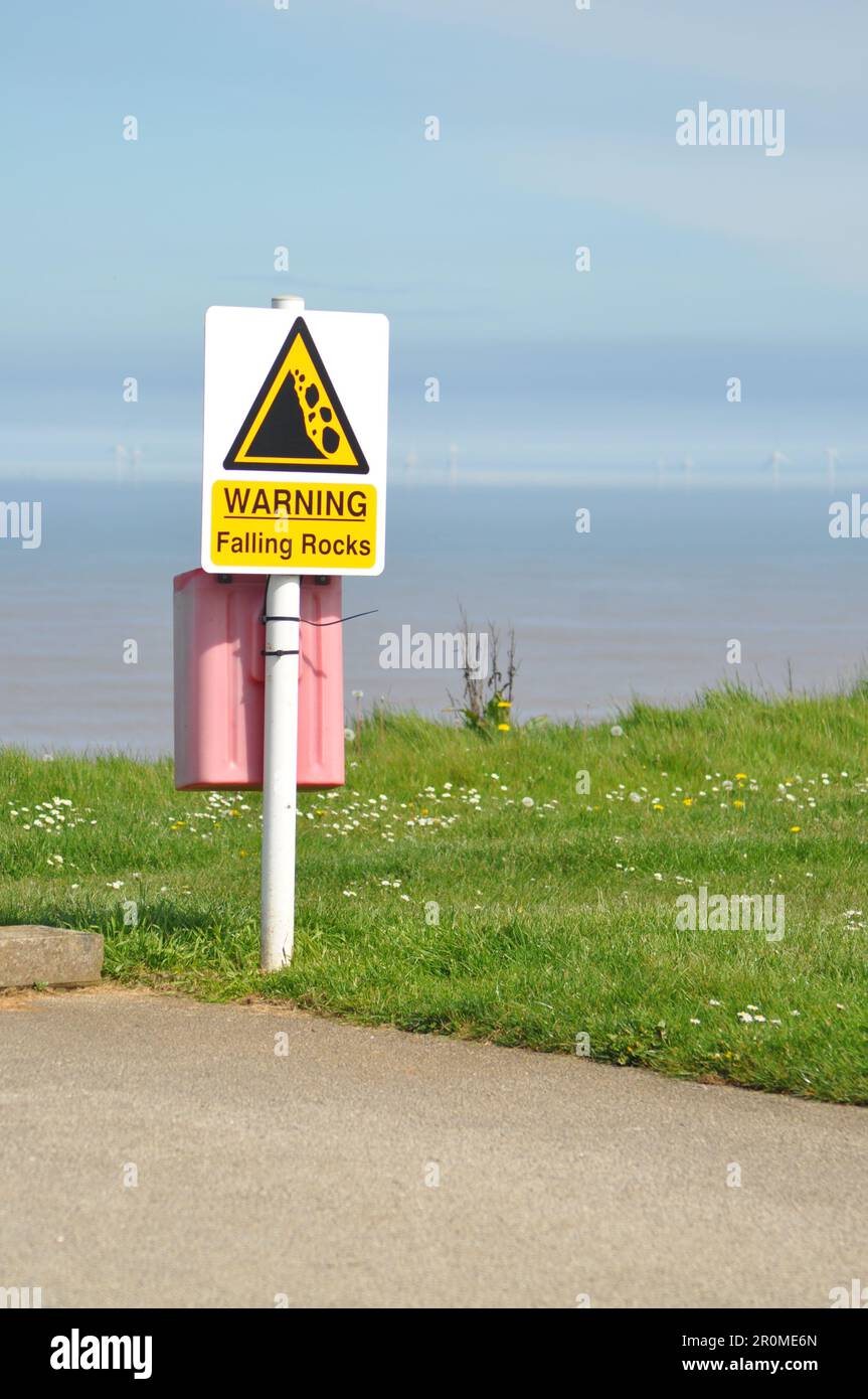 Panneau d'avertissement signalant un bord de falaise instable et des chutes de roches dues à l'érosion côtière sur les falaises d'Albbrough, East Yorkshire, Angleterre Banque D'Images