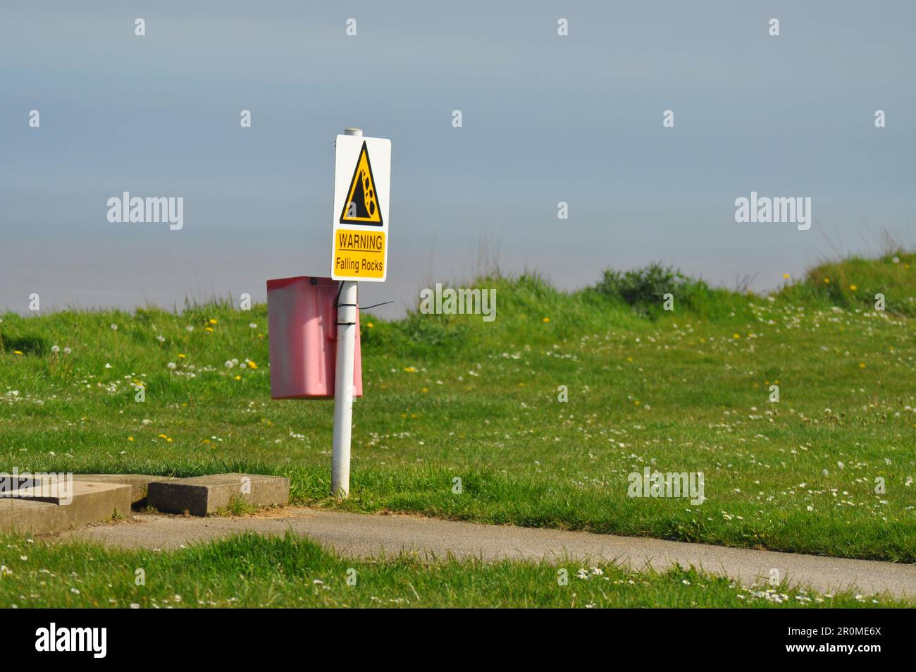 Panneau d'avertissement signalant un bord de falaise instable et des chutes de roches dues à l'érosion côtière sur les falaises d'Albbrough, East Yorkshire, Angleterre Banque D'Images