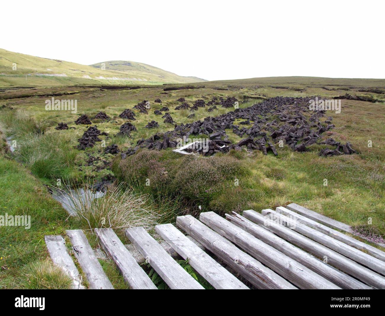 Des bancs de tourbe sont coupés pour le carburant d'hiver à Shetland, en Écosse Banque D'Images